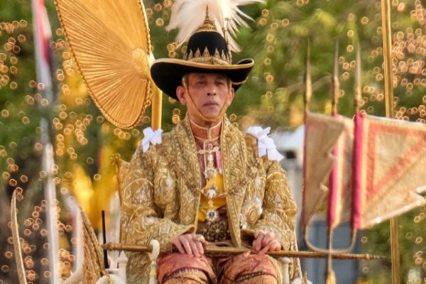 Король Таиланда сделал свою фаворитку второй королевой
