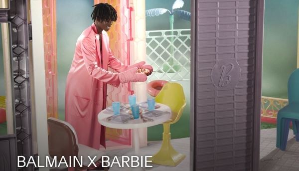 Совместная коллекция Balmain и Barbie представлена в виде инсталляции